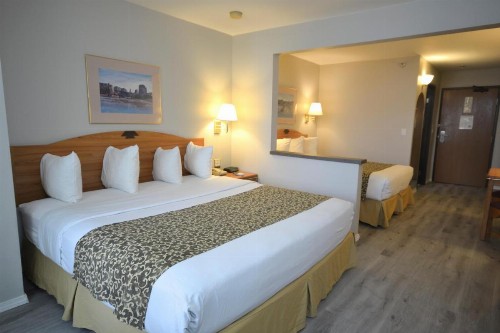 Days Inn & Suites by Wyndham Airport Albuquerque - image 25