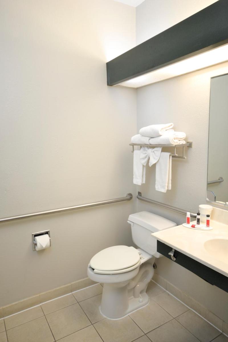 Days Inn & Suites by Wyndham Airport Albuquerque - image 3
