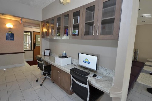 Days Inn & Suites by Wyndham Airport Albuquerque - image 5