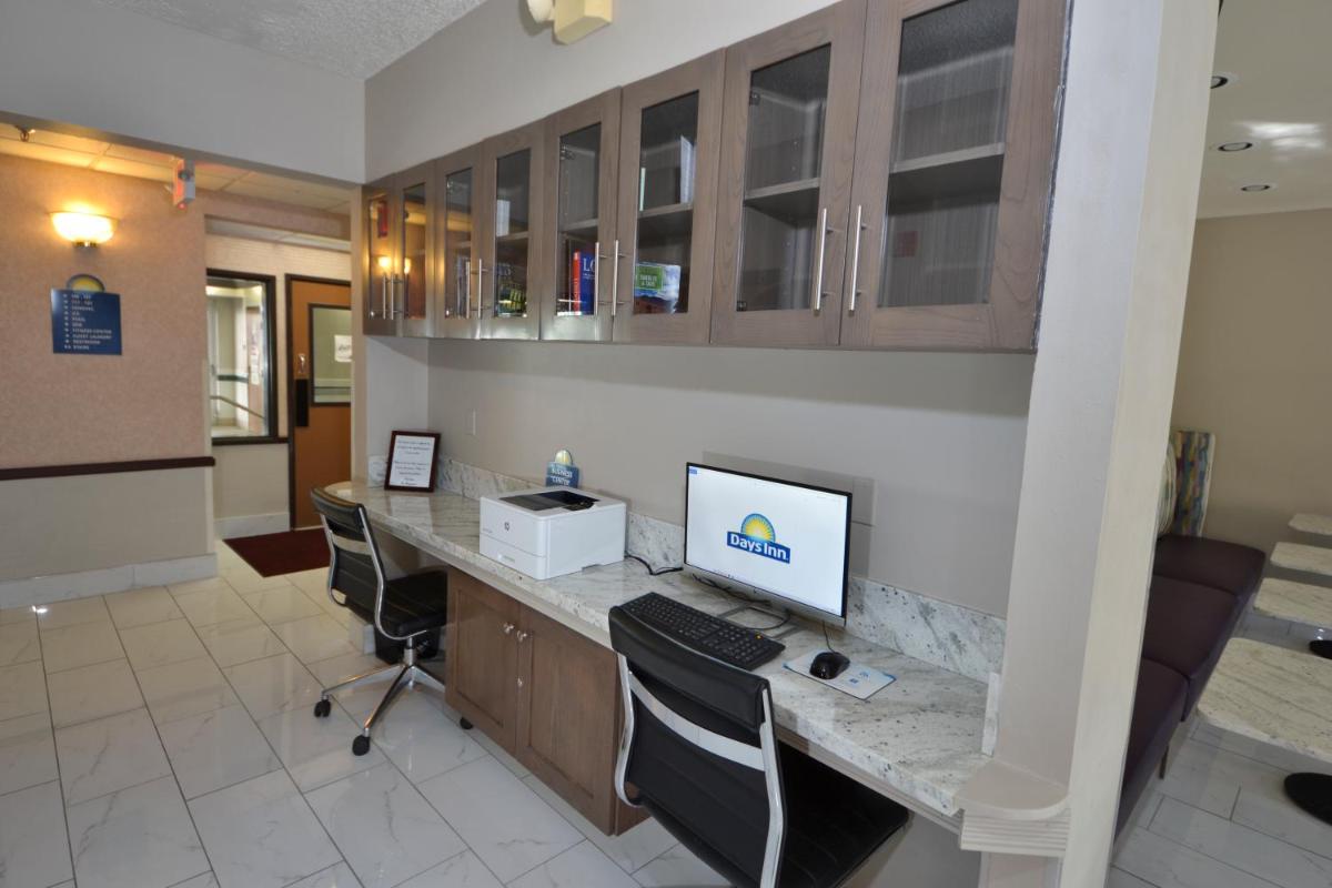 Days Inn & Suites by Wyndham Airport Albuquerque - image 5
