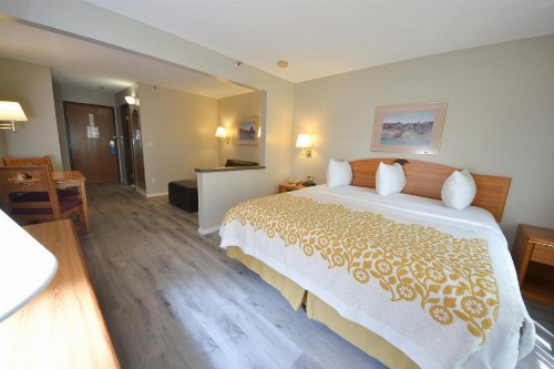 Days Inn & Suites by Wyndham Airport Albuquerque - image 9