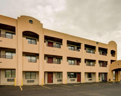 Econo Lodge East - image 1