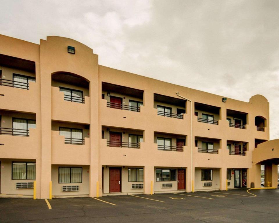 Econo Lodge East - main image