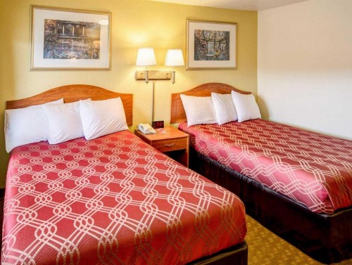 Econo Lodge East - image 14