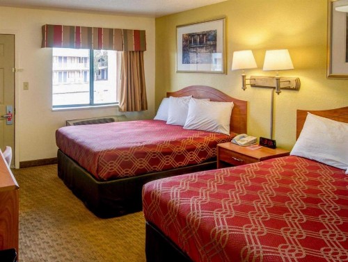 Econo Lodge East - image 15