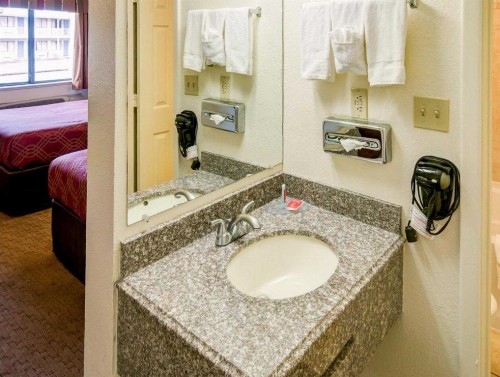 Econo Lodge East - image 16