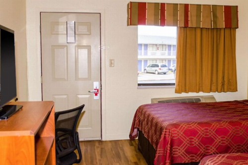 Econo Lodge East - image 17
