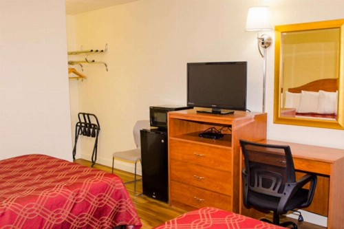 Econo Lodge East - image 18