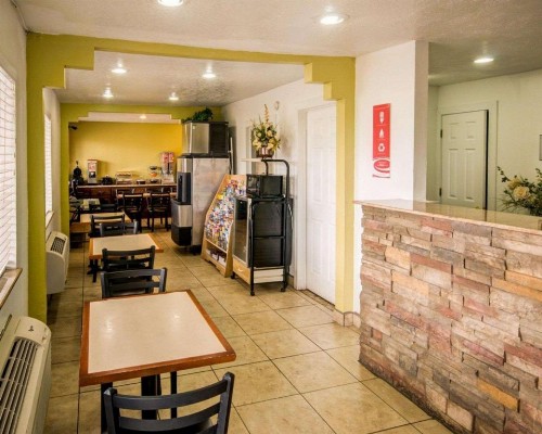 Econo Lodge East - image 2