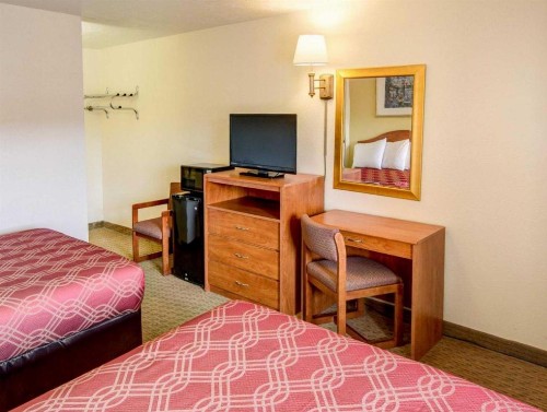 Econo Lodge East - image 20