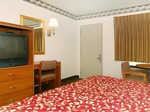 Econo Lodge East - image 24