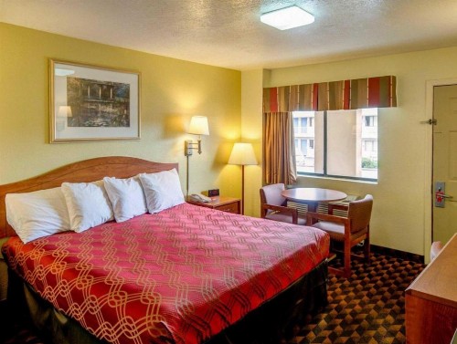 Econo Lodge East - image 26