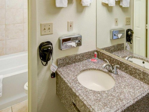 Econo Lodge East - image 27