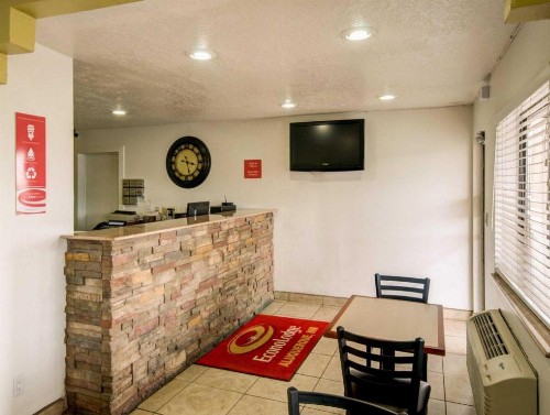 Econo Lodge East - image 3