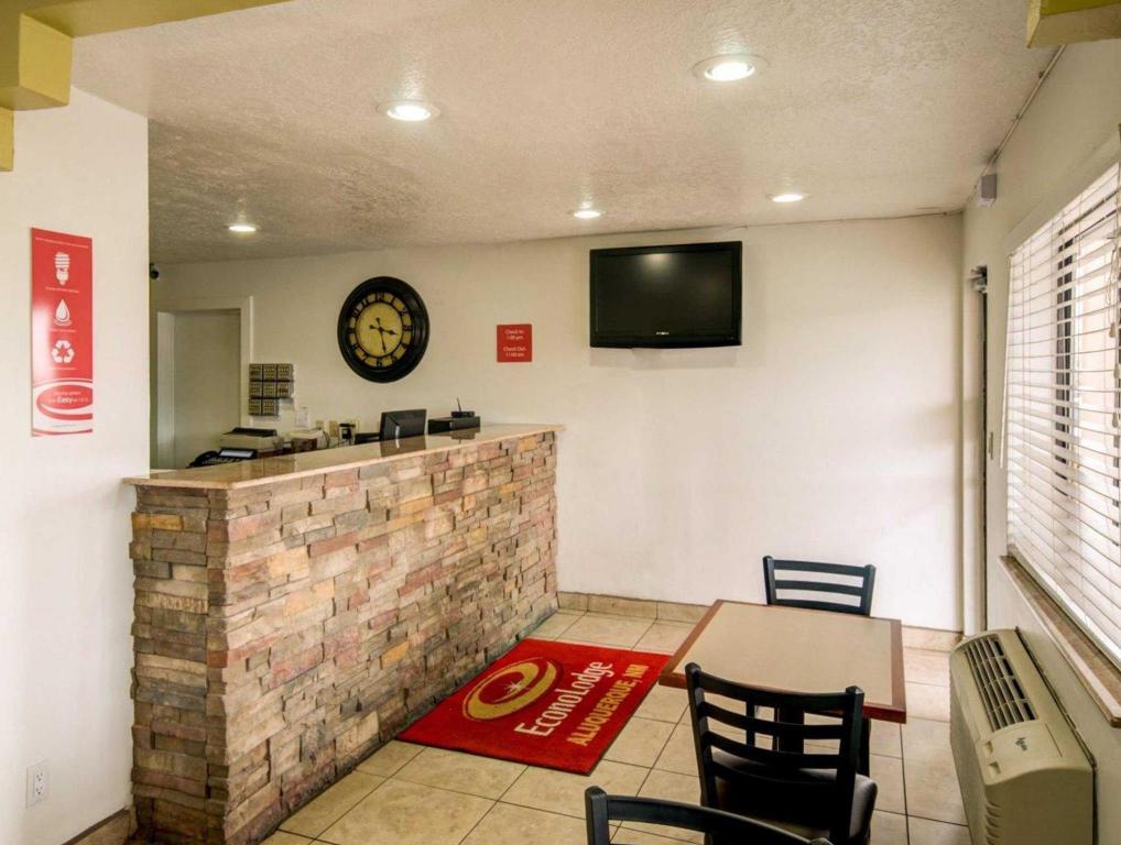 Econo Lodge East - image 3