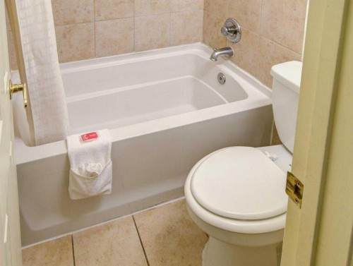 Econo Lodge East - image 32