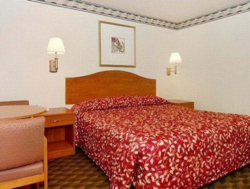Econo Lodge East - image 33
