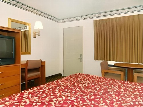 Econo Lodge East - image 34