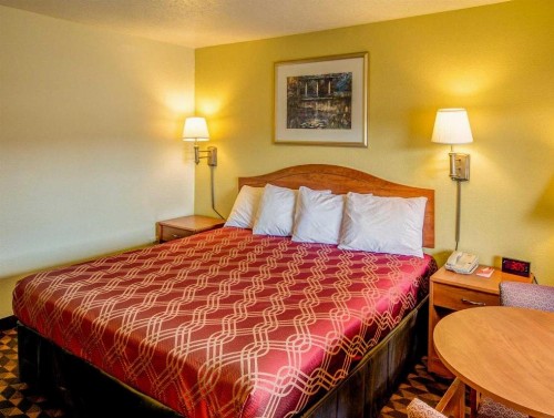 Econo Lodge East - image 35