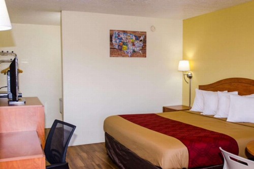 Econo Lodge East - image 39
