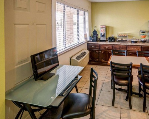 Econo Lodge East - image 4
