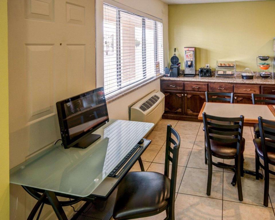 Econo Lodge East - image 4
