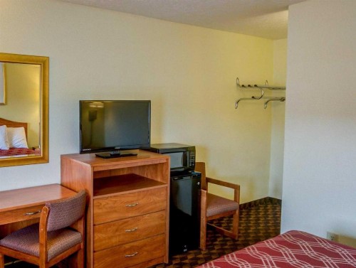 Econo Lodge East - image 40