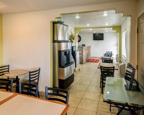 Econo Lodge East - image 5