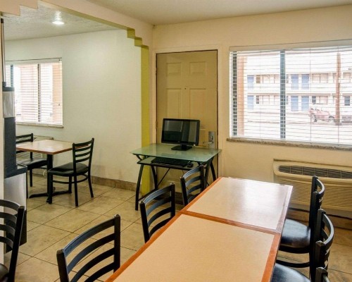 Econo Lodge East - image 6