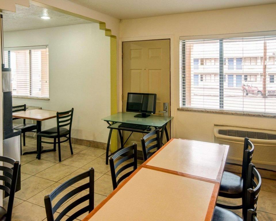 Econo Lodge East - image 6