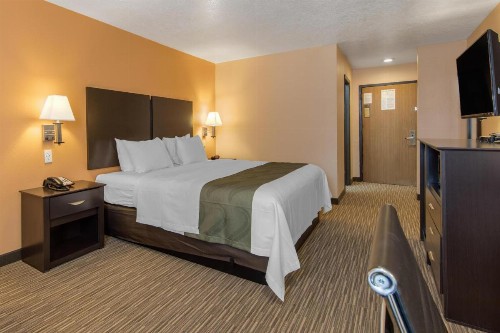 Quality Inn & Suites Albuquerque North near Balloon Fiesta Park - image 20
