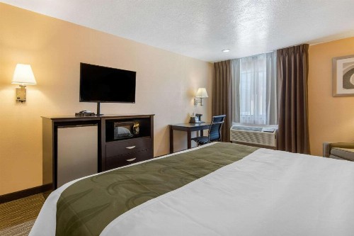 Quality Inn & Suites Albuquerque North near Balloon Fiesta Park - image 25