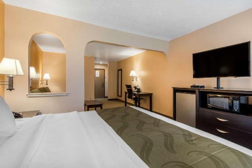 Quality Inn & Suites Albuquerque North near Balloon Fiesta Park - image 31