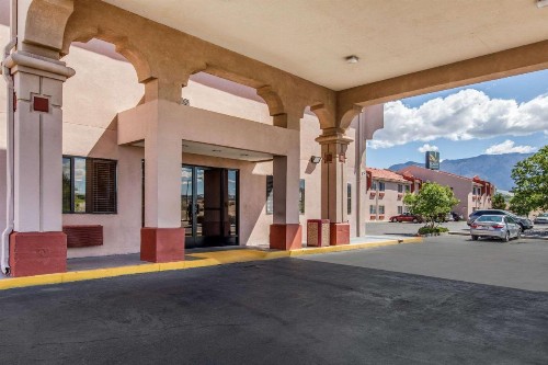 Quality Inn & Suites Albuquerque North near Balloon Fiesta Park - image 4