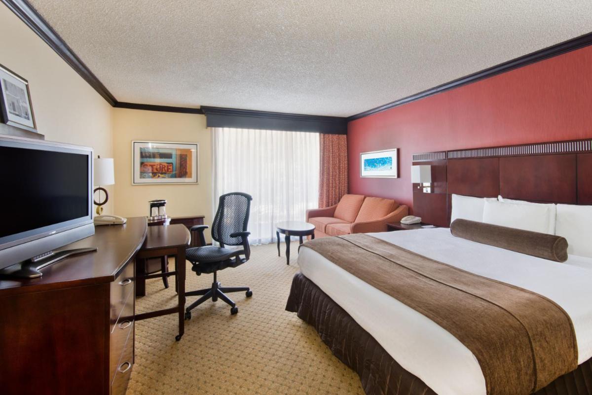 Albuquerque Crowne Plaza an IHG Hotel - image 6