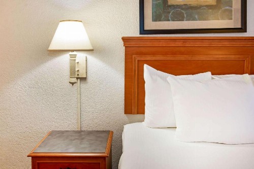 La Quinta Inn by Wyndham Albuquerque Airport - image 15