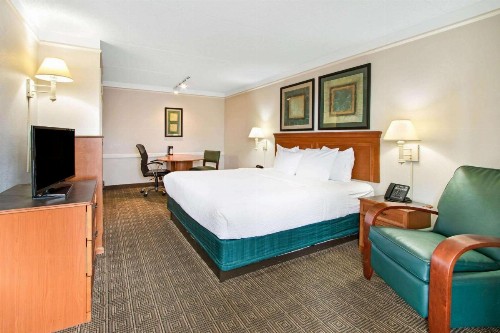 La Quinta Inn by Wyndham Albuquerque Airport - image 16