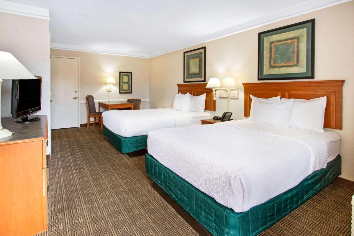 La Quinta Inn by Wyndham Albuquerque Airport - image 2