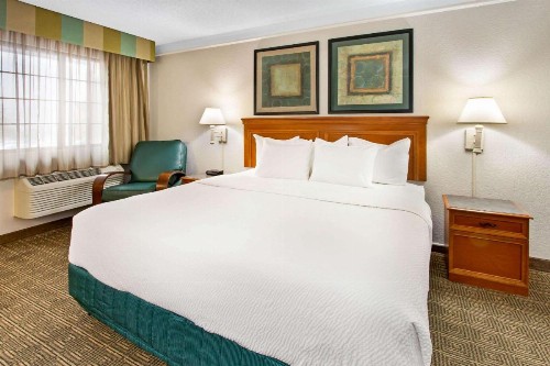 La Quinta Inn by Wyndham Albuquerque Airport - image 20