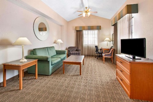 La Quinta Inn by Wyndham Albuquerque Airport - image 30