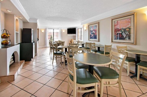 La Quinta Inn by Wyndham Albuquerque Airport - image 34