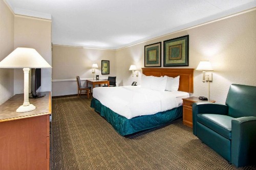 La Quinta Inn by Wyndham Albuquerque Airport - image 43