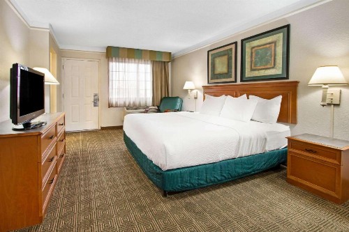 La Quinta Inn by Wyndham Albuquerque Airport - image 5