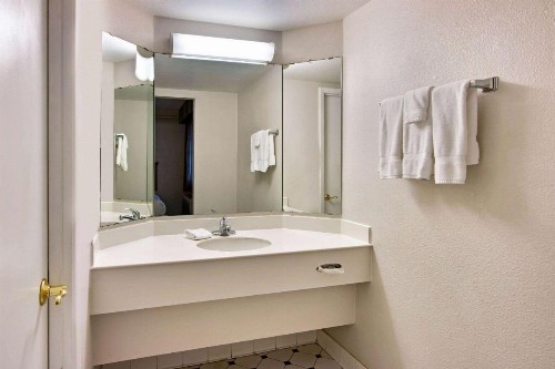 La Quinta Inn by Wyndham Albuquerque Airport - image 7