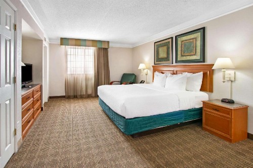 La Quinta Inn by Wyndham Albuquerque Airport - image 9