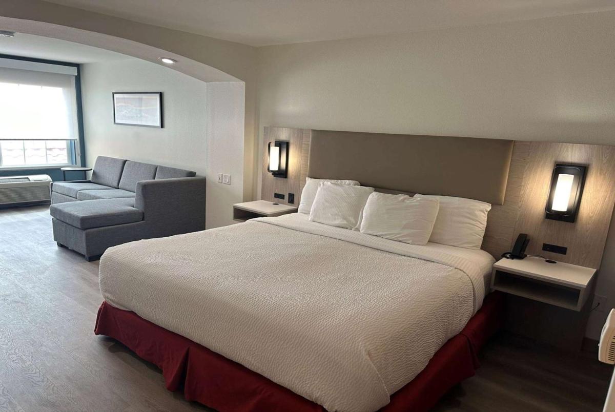 La Quinta Inn & Suites by Wyndham Albuquerque Midtown - main image
