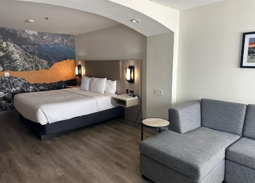 La Quinta Inn & Suites by Wyndham Albuquerque Midtown - image 10