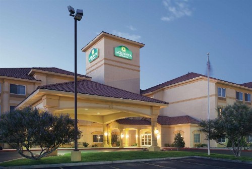 La Quinta Inn & Suites by Wyndham Albuquerque Midtown - image 11