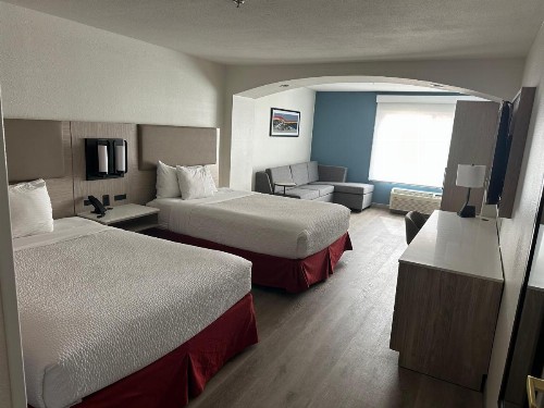 La Quinta Inn & Suites by Wyndham Albuquerque Midtown - image 12