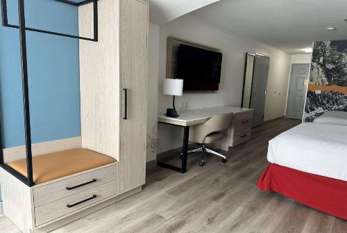 La Quinta Inn & Suites by Wyndham Albuquerque Midtown - image 13